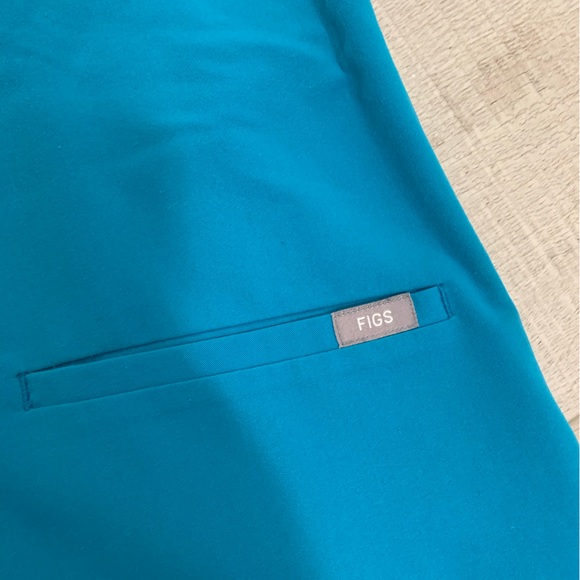 Figs scrub top - Picture 3 of 7